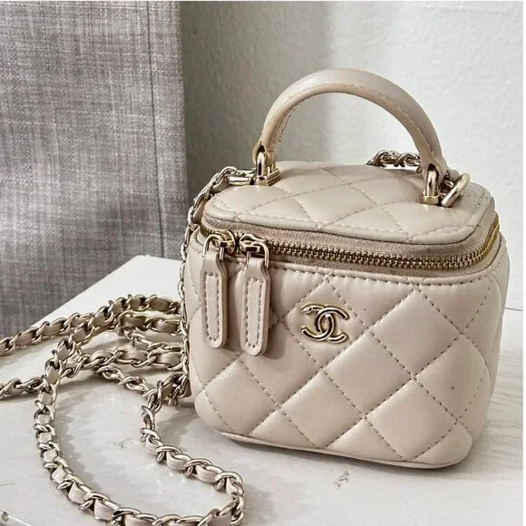 Chanel Handbag - Picture 2 of 5